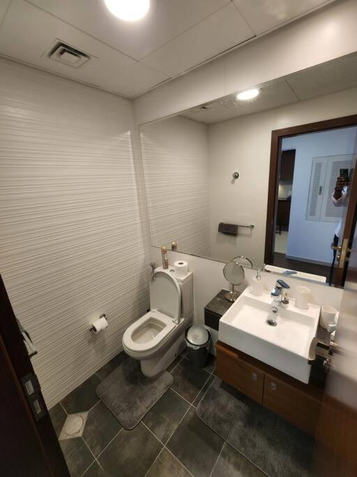 Cozy 1Br In Iconic Tower Lägenhet Abu Dhabi Exteriör bild